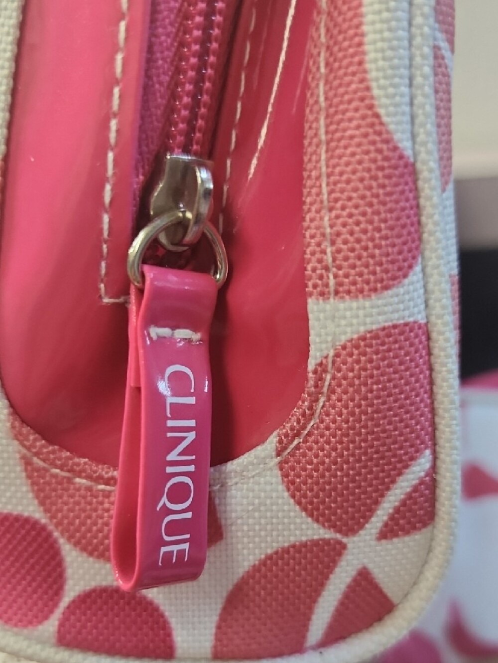 Clinique Cosmetic Bag Set & Glasses Case & Sunglasses & Skin Care& Water Bottle - Picture 9 of 11